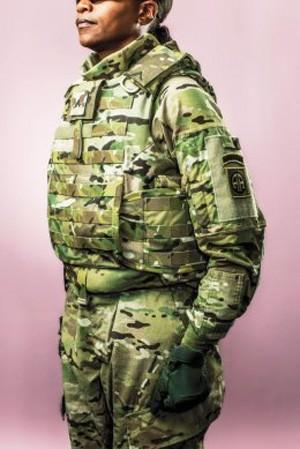 Kadınların kompakt erkekler olmadığını fark eden ABD ordusu cephedeki kadın askerlerin ihtiyaçlarını karşılayacak özel zırhlar için kolları sıvadı. Şu an kullanılan zırhlar kadınlar için çok bol ve çok uzun. Yanlardaki boşluklardan içeri kurşun ve şarapnel parçaları giriyor. Erkekler için üretilen en küçük beden zırhlar bile kadın askerlerin yüzde 85’ine büyük geliyor.