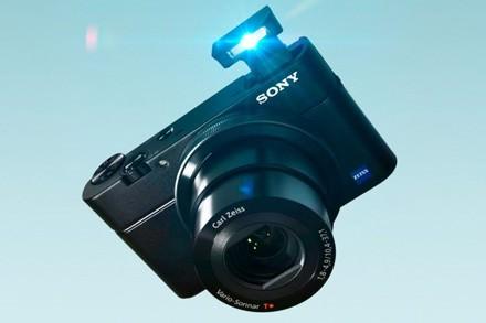 Dijital fotoğraf makineleri her yıl biraz daha küçülüyor ancak Sony’nin RX100 modeli bu konuda bir devrim. 2.5 santimetrelik sensoruyla bu makine hem kusursuz fotoğraflar çekiyor hem de sıradan bir dijital SLR makineden yüzde 20 daha ince.