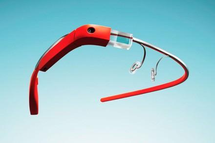 Google Glass üzerine söylenmeyen, yazılmayan kalmadı. En basit ifadeyle bir gözlük çerçevesine yerleştirilmiş bir bilgisayar olan bu cihaz 2014 yılında tüketicilere sunulacak.