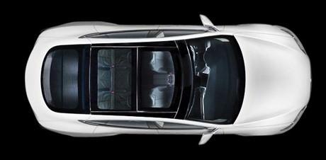 Tesla Model S isimli bu dört kapılı otomobil, Jaguar’ın asaletini taşıyor. 85 kWh’lık batarya içeren modelle 483 kilometre yol kat edebiliyor ve GPS navigasyondan süspansiyona her şeyi dokunmatik ekranlarla kontrol ediliyor.