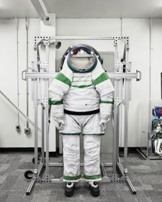 NASA’nın ürettiği Z-1 uzay giysisi eklem noktalarında maksimum esnekliği sağlıyor, radyasyondan koruyor ve elbisenin sırtındaki bir kısım uzay aracına kenetlenerek astronotun uzay koşullarına maruz kalmadan dışarı çıkabilmesini sağlıyor.