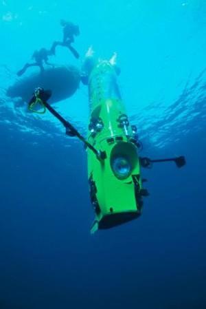 Film yapımcısı James Cameron’un tasarladığı denizaltı olarak bilinen 120 ton ağırlığındaki 7.3 metre uzunluğundaki Deepsea Challenger, Mart ayında dünyanın en derin yeri olan Pasifik’teki Mariana Çukuru’na indi.
