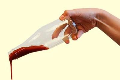 MIT’den beş öğrenci, cam, seramik, metal ya da plastik yüzeyleri ekstra kaygan hale getiren LiquiGlide isimli bir madde üretti. Bitki temelli bu madde sayesinde artık şişeden dökülmeyen ketçap mağduriyeti olmayacak.