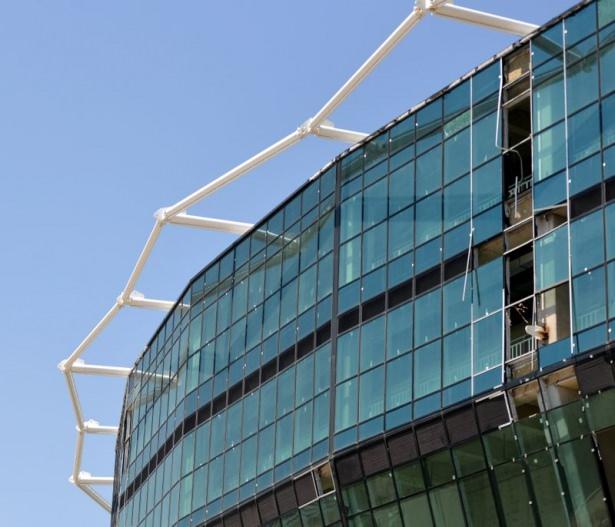 <p>Büyükşehir Belediyesi bürokratlarıyla birlikte stadyumda kullanılacak koltukları belirleyen ve çatı kaplamalarındaki son durumu kontrol eden Başkan Altepe, Bursa’nın yeni sembolü olacak en önemli anıtsal yapılandan biri olan stadyumdaki çalışmaların yeni sezona kadar tamamlanacağını belirtti.</p>