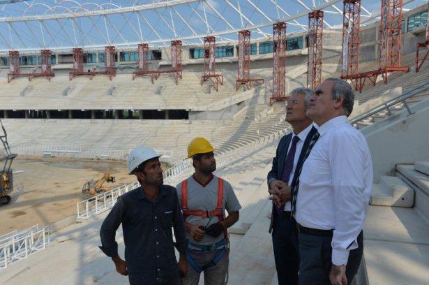 <p>Başkan Altepe, Bursa’nın stadyumunun Büyükşehir Belediyesi’nin Bursa’da kazandırdığı örnek bir tesis olduğunu sözlerine ekledi.</p>