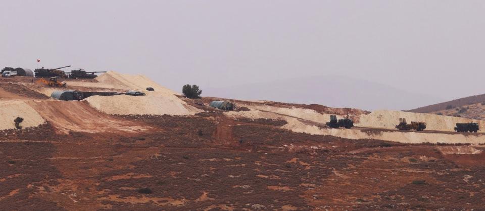 <p>Karakolun batı tarafında konuşlanan 2 tank, 1 obüs ve 7 füze rampasının namluları ise olası tehditlere karşı İdlib tarafına bakıyor.</p>
