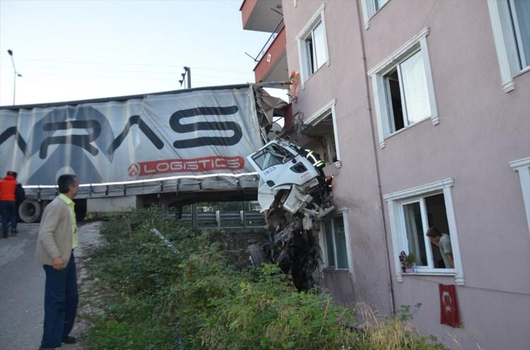 <p>Kocaeli'nin Karamürsel İlçesi'nde sürücüsünün direksiyon kontrolünü yitirdiği TIR yol kenarındaki binaya çarptı. TIR sürücüsü ölürken, evde bulunanlar deprem korkusu ile yataklarından fırladı.</p>

<p> </p>
