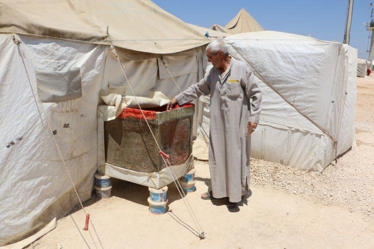 <p>Süleyman Şah Konaklama Tesisleri'nde yaşayan yaklaşık 30 bin Suriyeli, kendilerine tahsis edilen çadırlarda 40 dereceyi aşan sıcaklardan kurtulabilmek için farklı yöntemlere baş vuruyor.</p>

<p> </p>
