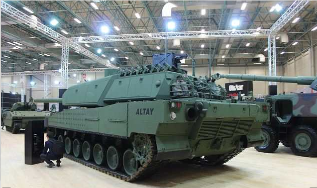 <p>AKKOR sistemi, mühimmatın üzerindeki akıllı sensör ile dünyadaki benzerlerinden farklılaşıyor. Mini bir radar gibi çalışan sensör, yaklaşan roket/füze ile savunma mühimmatının en yakın olduğu zamanda patlamayı gerçekleştirerek tehdidi yok edebiliyor.</p>