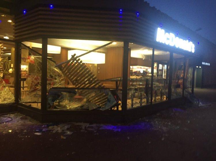 <p>Molotofkokteyli atan protestocular bir restoranı tahrip etti.</p>