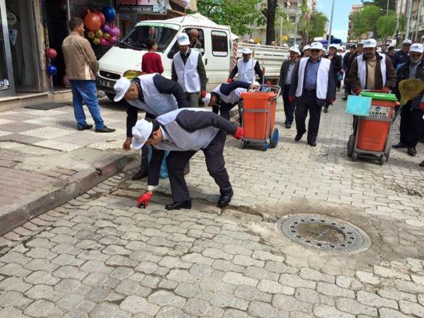 <p>Ordu’nun Kumru İlçesi Belediye Başkanı Murat Hatipoğlu, beraberinde Belediye Meclis Üyeleri, STK temsilci ve esnaflarla birlikte çöp topladı</p>
