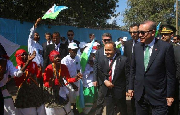 <p>Cibuti sokaklarına gezen Cumhurbaşkanı Erdoğan’a büyük ilgi gösterildi.</p>
