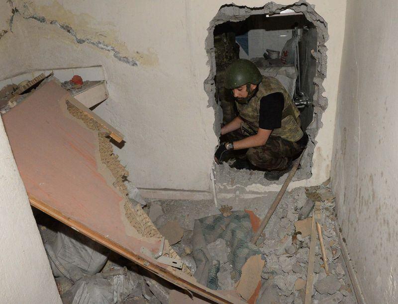 <p>Patlayıcı düzeneklerini inceleyen bomba imha uzmanları, bölge boşaltıldıktan sonra patlayıcıları kontrollü şekilde imha etti.</p>