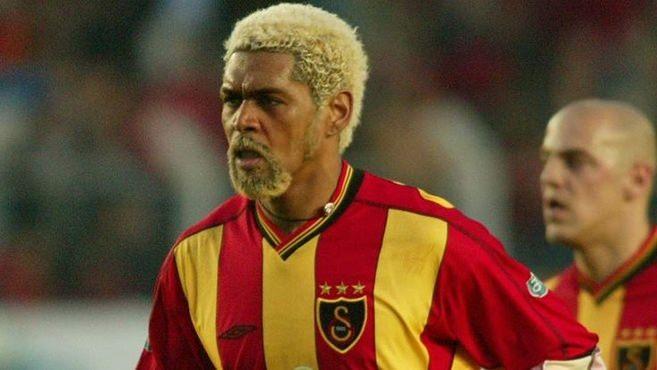 <p><strong>ABEL XAVIER</strong></p>
<p> </p>
<p>2000 Galatasaray'ının sağ bekleri bir bir Galatasaray'ı terk etti. Perez'in de tutmayışla Liverpool forması giyen Abel Xavier, 2003'te Cimbom'a kiralandı. Dev sağ bek taraftarları heyecanlandırdı ancak bekleneni veremedi ve kısa sürede takımdan ayrıldı.</p>