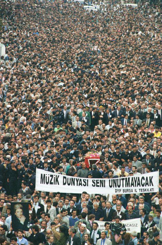 <p>Cenazesi çok büyük bir halk kalabalığının katıldığı büyük bir törenle kaldırılan Müren doğum yeri Bursa’da toprağa verildi. Ölümünün ardından sanatçının Bodrum'da son yıllarını yaşadığı evi Zeki Müren Sanat Müzesi'ne dönüştürüldü.</p>
