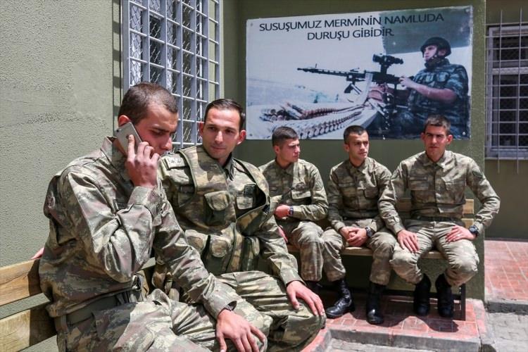 <p>"Bulunduğumuz mevki halen iç güvenlik bölgesidir. Bu zor koşullar altında dahi yüce Türk devletimiz yeni tip karakol inşa ederek personelin daha emniyetli bir ortamda görev yapmasını sağlamıştır. Ayrıca karakollarımızda 24 saat sıcak su, taze meyve sebze ikmali yapılarak ihtiyaçlarımız sınırsızca karşılanmaktadır. 'Hudut bir milletin namus ve şerefini korunduğu yerdir' bilinci ile personelimiz her türlü hava ve arazi şartlarında ülkemize gelebilecek tehditlere karşı daima göreve hazırdır."</p>
<p> </p>