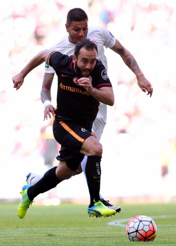 <p>İki yıl daha sözleşmesi bulunan oyuncu, Galatasaray’da topa dokunmasa dahi 3.7 milyon Euro para alacaktı.</p>