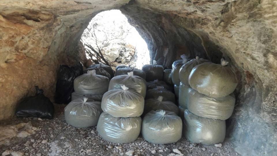 <p>Lice ilçesinde güvenlik güçlerince son 5 yıl içerisinde düzenlenen narkoterör operasyonlarında, 28 ton 618 kilogram toz esrar, 55 ton 559 kilogram kubar esrar ve 81 milyon 355 bin 978 kök Hint keneviri ele geçirildi.</p>
<p> </p>