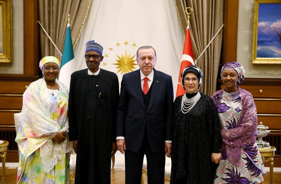 <p>Yemeğe Cumhurbaşkanı Erdoğan'ın eşi Emine Erdoğan ve Nijerya Cumhurbaşkanı Buhari'nin eşi Aisha Buhari de katıldı.</p>

