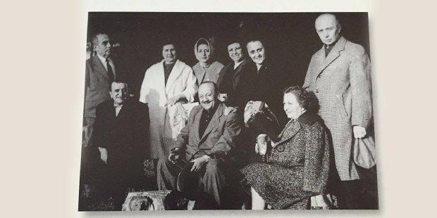 <p>Vehbi Koç'un Ankaralı arkadaş grubu ve eşleriyle birlikte. Oturanlar: (soldan sağa) Bektaş Ercan, Halil Naci Mıhçıoğlu ve Sadberk Koç. Ayaktakiler: (soldan sağa) Mahmut İrengün, Nazife Ercan, Saime İrengün, Bedriye Mıhçıoğlu ve Vehbi Koç</p>
<p> </p>