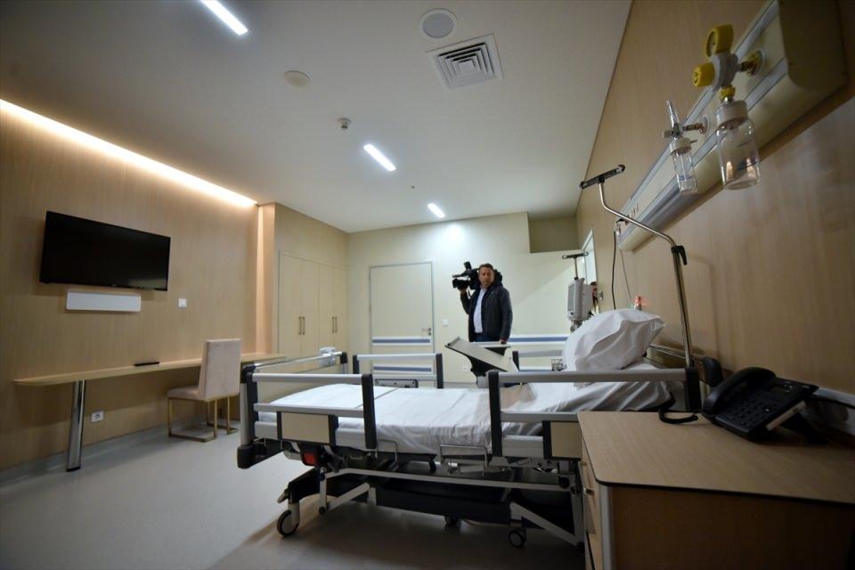 <p> Günlük 12 bin poliklinik hastası kapasiteli olacak. Hastanemizde MR-CT-PET CT- Gama Kamera - Anjio Spect- Mamografi Ultrason- Kemik Dansimetre - Linac - Brakiterapi - Dijital Patoloji gibi son teknolojik cihazlar bulunuyor. Ayrıca 30 yataklı diyaliz merkezi ve 50 yataklı kemoterapi merkezimiz de mevcut. Minimum 5 bin sağlık personeli olacak"</p>
<p> </p>