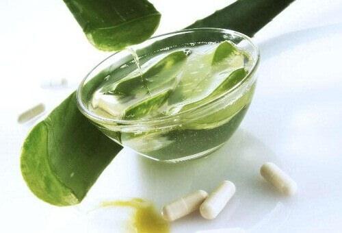 <p><strong>Aloe vera, sinameki, akdiken ve topalak gibi dışkı yumuşatan bu bitkiler;</strong> rahim dahil düz kasların kasılmasını uyararak <strong>düşük riski </strong>oluşturabileceği için kullanılmamalıdır.</p>