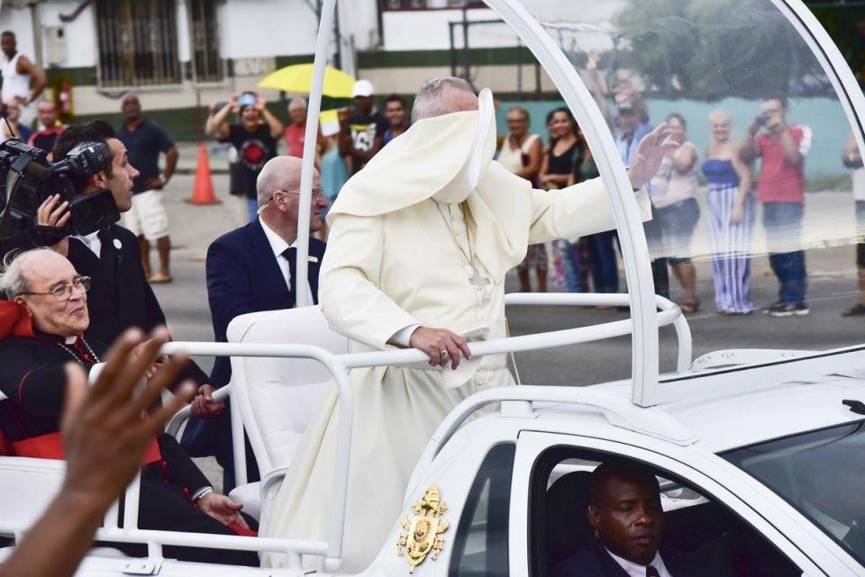 <p> Katolik dünyasının ruhani lideri Papa Franciscus Küba'ya geldi. Papa, başkent Havana'daki Boyeros Caddesi'nde halkı selamladı. </p>