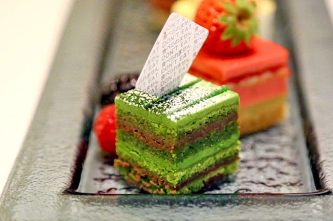 <p><strong>Sadaharu Aoki</strong></p>

<p>Sadaharu Aoki, aslında Japonya’nın en iyi pasta şeflerinden biri. Aoki, Tokyo’da bulunan Machida yemek okulundan mezun olduktan kariyerine Fransa’da başlıyor. Üç Michelin Yıldızlı şef Fredy Girardet’in İsviçre’deki restoranında çalıştıktan sonra ise 2005- 2006 yılında Tokyo’da Sadaharu Aoki ismiyle ilk patisserie’lerini açıyor. Sadaharu Aoki, Fransız usulü yaptığı hamur işlerine zarafet ve geleneksel Japon esintilerini birleştirerek pastacılık dünyasında büyük etkiler uyandırıyor.</p>

<p> </p>

