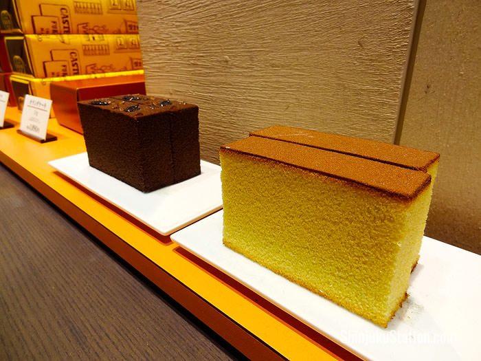 <p><strong>Castella Fukusaya Cake Shop</strong></p>
<p>Castella Fukusaya Japonya’nın en eski kek mağazası olma statüsünde. Fukusaya, şeker, un, yumurta ve şuruptan yapılan sünger pastaları ile yıllardır Japonların tercihlerinin başında geliyor. Nagasaki Castella ise en meşhur kek olarak müşterilerinin beğenisini topluyor. Yalnızca bununla değil Hollander kek, el yapımı Wafer keki, özel Gosan-yaki keki ile de meşhur olan kek dükkânı,1624’ten beri Japonya’nın en güzel keklerini üretiyor.</p>