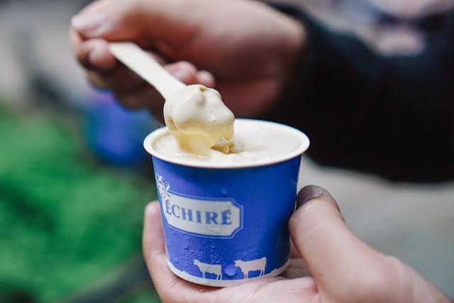 <p><strong>Echire</strong></p>
<p>Echire Fransa’nın en iyi tereyağ markası olmakla beraber Marunochi Tokyo’da bulunan bir patisserie. Mağazanın kapısından içeri girildiğinde tereyağın zengin kokusu herkesin ilgisini çekiyor. Echire’da tereyağ ile yapılmış birbirinden enfes kruvasan, madelines ve dondurmalar yapılıyor. Yalnızca lezzetleriyle değil mimarisiyle de Avrupa örneği teşkil eden Echire’da tereyağ ile yapılmış nefis kruvasanlar için sıraya girenler sabahın erken saatini bekliyor.</p>