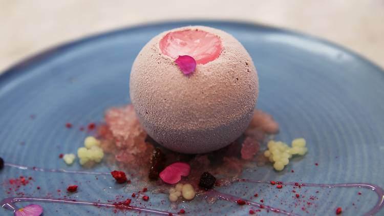 <p><strong>Janice Wong Dessert Bar</strong></p>

<p>ANA Foods Co. Ltd. tarafından nisan ayında Japonya’nın Newoman bölgesinde hayata geçirilen Janice Wong, Japonya’nın ilk tatlı bar konsepti. Janice Wong’a ismini veren şef Asya'nın en iyi pasta şefi seçilmiş. Dessert Bar’daki Cassis Erik imzalı lezzetlerden, mevsimlik tatlıların seçimi ve tadımı dâhil olmak üzere pek çok tatlıya ev sahipliği yapan Janice Wong Dessert Bar’ın Singapur’da da bir mağazası bulunuyor.</p>

