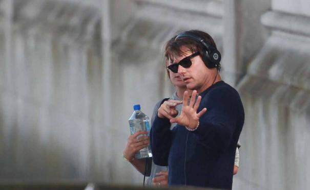 <p>Alışık olduğumuz Ethan Hunt karakterini beşinci defa canlandıran Tom Cruise'un başrolünde olduğu filmin yönetmen koltuğunda Cruise ile daha önce Jack Reacher filminde beraber çalıştığı Christopher McQuarrie oturuyor.</p>
