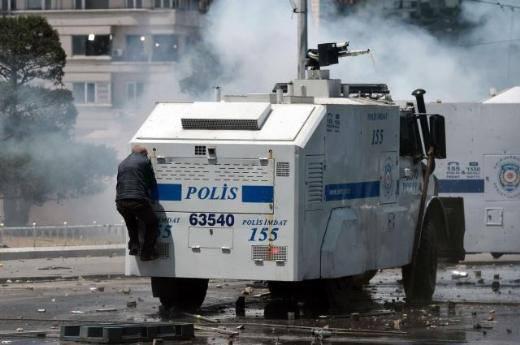 <p>Susadım... Bana TOMA'mı getirin!</p>
