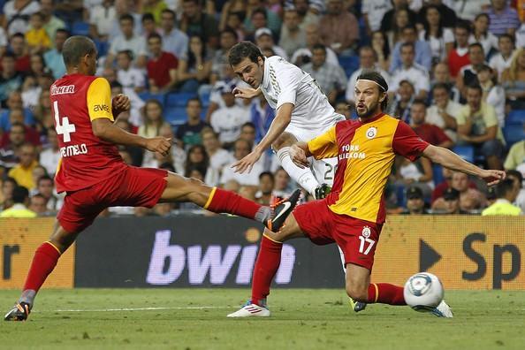 Şampiyonlar Ligi çeyrek finalinde temsilcimiz Galatasaray'ın Real Madrid ile eşleşmesi sosyal medyada da değişik tepkiler verilmesine neden oldu. Özellikle mikro blog sitesi Twitter'daki kullanıcılar birbirinden komik mesajlar verdi. İşte Twitter'da Real Madrid-Galatasaray eşleşmesinin geyikleri...