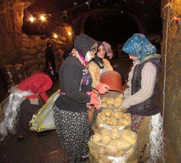<p><strong>HER BİRİ 3 BİN TON ALIYOR</strong></p>

<p>Akin Köyü Muhtarı Yusuf Can, köydeki eşhur doğal soğuk hava deposunda patatesler ekim ayı başından mayıs sonuna kadar muhafaza edilip işlendiğini anlatırken şöyle dedi:"Bu depolardan patatesler İstanbul pazarı başta olmak üzere Türkiye'nin bütün pazarlarına dağılmaktadır.Kaynak: Tonlarca patates 8 ay mağaralarda saklanıyor </p>

