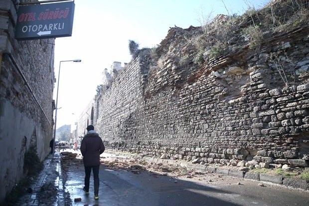 <p>Tarihi Topkapı Surlarından taşlar koptu, öğrenci servisi geçerken yola savruldu.</p>
