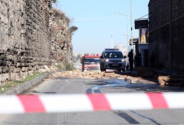 <p>İstanbul Büyükşehir Belediyesi Topkapı Sosyal Tesisleri istikameti Sulukule Caddesi mevkisinde bulunan tarihi surdan kopan taşlar, öğrenci servisinin geçtiği sırada yola düştü.</p>

<p> </p>
