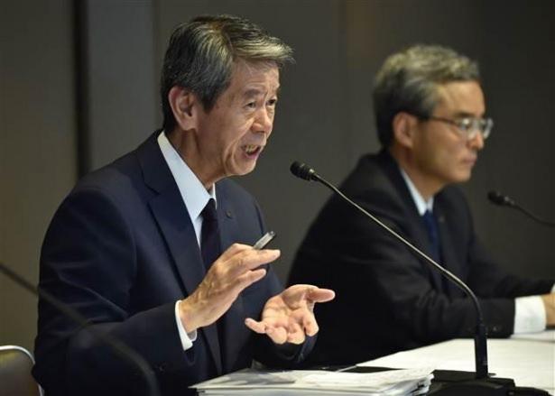 <p>Toshiba'nın görevlendirdiği bağımsız heyet dün toplam 1,22 milyar dolar olduğu açıklanan işletme karının şişirildiğini bildirmişti. Japonya Maliye Bakanı Taro Aso, olayın, ülkede şirketin kurumsal yönetim itibarını sarsabileceğini söylemişti. </p>

<p> </p>
