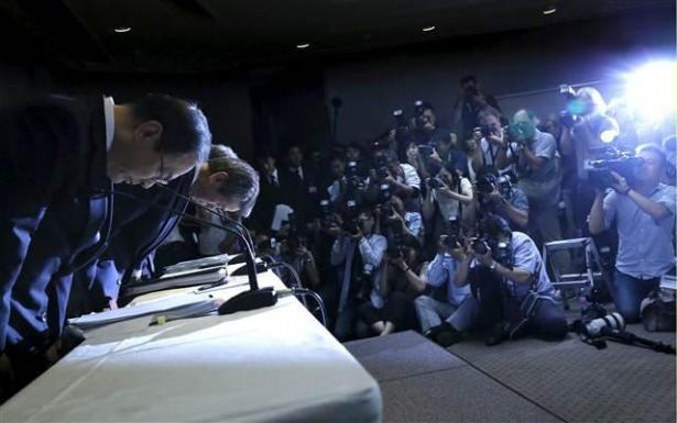 <p>Toshiba CEO'nun istifasını açıkladığı toplantıda oldukça üzgün olduğu görüldü. </p>
<p> </p>