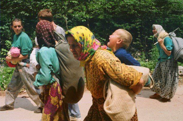 <p>İnsanlık tarihindeki en büyük trajedilerden biri olarak kabul edilen ve 8 binin üzerinde Boşnak erkeğin katledildiği 11 Temmuz 1995 yılındaki Srebrenitsa soykırımından kaçan kurbanların orman yolundan güvenli bölge olan Tuzla şehrine ulaşmak üzere kullandıkları yolda yapılan umuda yolculuktu ''Ölüm Yürüyüşü''...</p>