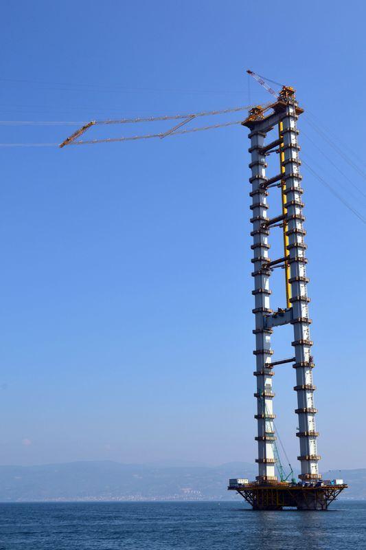 <p>Sözleşmenin de gereği olarak köprünün aralık ayı sonu itibarıyla faaliyete geçmesi düşünülüyordu. O iş kazası nedeniyle köprünün mart ayı sonunda faaliyete girmesi öngörülüyor ve bekleniyor" diye konuştu. </p>
