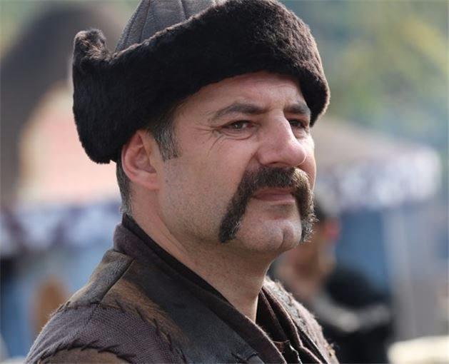 <p>Osman Albayrak: Korkusuz, acımasız bir adamdır. Ural’ın yardımcısıdır. Özellikle Ural Bey’e sonuna kadar sadık bir savaşçıdır.</p>
<p> </p>