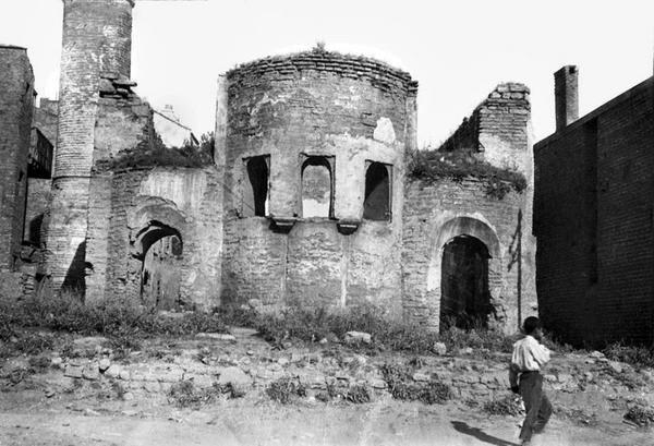 <p>Günümüzde yerinde Unkapanı SSK Binası’nın olduğu alanda eskiden Henri Prost’un İstanbul planları gereği yıktırılan Sekbanbaşı Mescidi vardı.</p>
