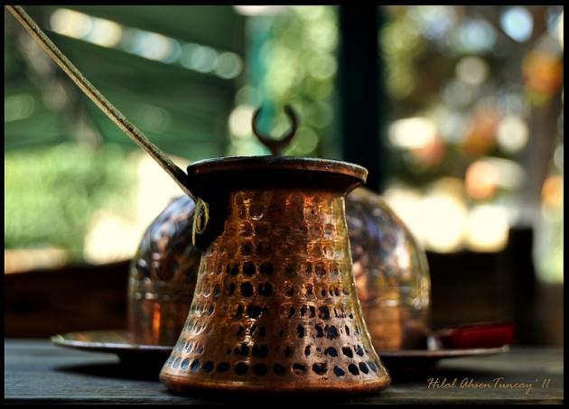 <p>Türk kahvesi, Türkler tarafından keşfedilen kahve hazırlama ve pişirme metodunun adıdır. Özel bir tadı, köpüğü, kokusu, pişirilişi, ikramıyla kendine özgü bir kimliği ve geleneği vardır. Telvesi ile ikram edilen tek kahve türüdür</p>