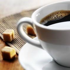 <p>Kahvenin kökeni araştırmacılar tarafından 14. yüzyıl başlarında Güney Habeşistan'dan tüm dünyaya yayıldığı şeklinde belirtilmiştir. Bunun kaynağı da etimolojik olarak kahve ile yakın benzerlik gösteren Güney Habeşistan'daki Kaffa yöresi gösterilmektedir.</p>
