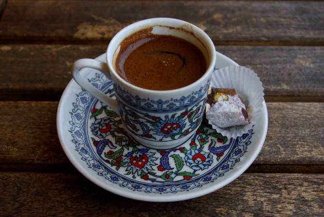 <p>Önceleri Arap Yarımadası'nda kahve meyvesinin kaynatılması ile elde edilen içecek, bu yepyeni hazırlama ve pişirme metoduyla gerçek kahve lezzetine ve eşsiz aromasına kavuşmuştur. Kahve ile Türkler sayesinde tanışan Avrupa; uzun yıllar kahveyi, Türk kahvesi olarak bu yöntemle hazırlayıp tüketmiştir</p>