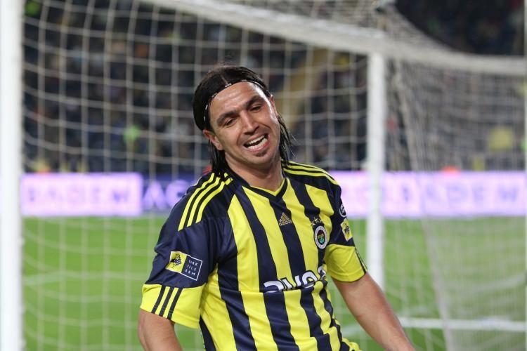 <p>Kayserispor'da 10 numara pozisyonunda oynamasına rağmen, Fenebrahçe'de sağ açıkta mücadelede eden, bazen de Gökhan Gönül'ün yedeği olarak sağ bekte kalan, son yıllarda ise kulübeye mahkum olan Topuz, bu sezon takımdan ayrıldı, kendisine kulüp bulamadı.</p>
