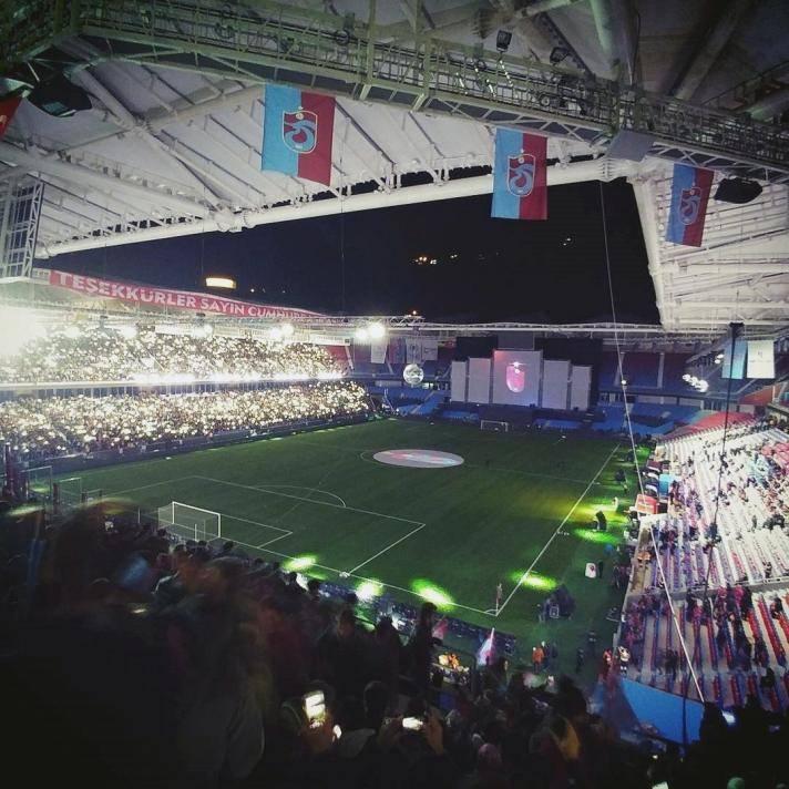 <p>Bordo-mavili camianın büyük bir heyecanla beklediği Akyazı Stadyumu Cumhurbaşkanı Recep Tayyip Erdoğan’ın katılımıyla resmen açıldı.</p>
