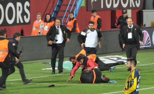 <p>Trabzonspor - Fenerbahçe maçının sonlarında taraftarlar sahaya girdi , hakemler ile futbolcular soyunma odasına girdi.</p>
