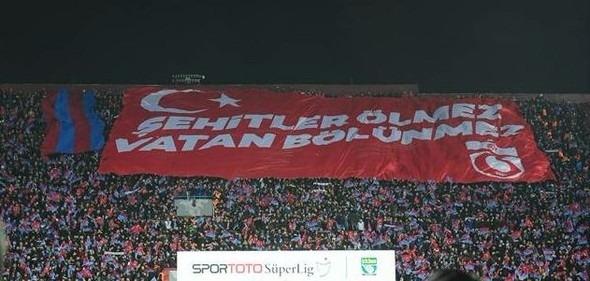 <p>TARAFTAR TRİBÜNLERİ DOLDURDU<br />
<br />
Spor Toto Süper Lig’in 16’ncı haftasındaki Fenerbahçe maçına Trabzonspor taraftarları yoğun ilgi gösterdi. Avni Aker Stadı’nda tribünlerin büyük bölümünü dolduran bordo mavili taraftarlar, Fenerbahçe karşısında takımlarını yalnız bırakmadı. Misafir takım seyirci uygulaması yapılmadığı için konuk ekibin taraftarları ise tribünde yer almadı.</p>
